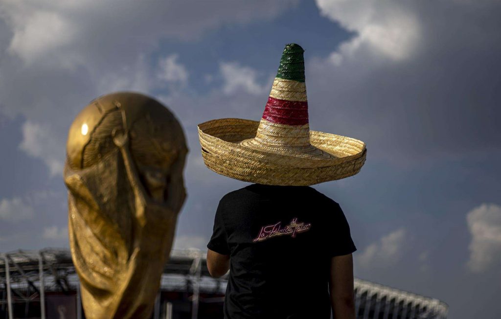 Hincha de Mexico World Cup mira la réplica gigante del trofeo del Mundial en Doha, Qatar, el 18 de noviembre 2022. Foto: EFE/EPA/MARTIN DIVISEK
