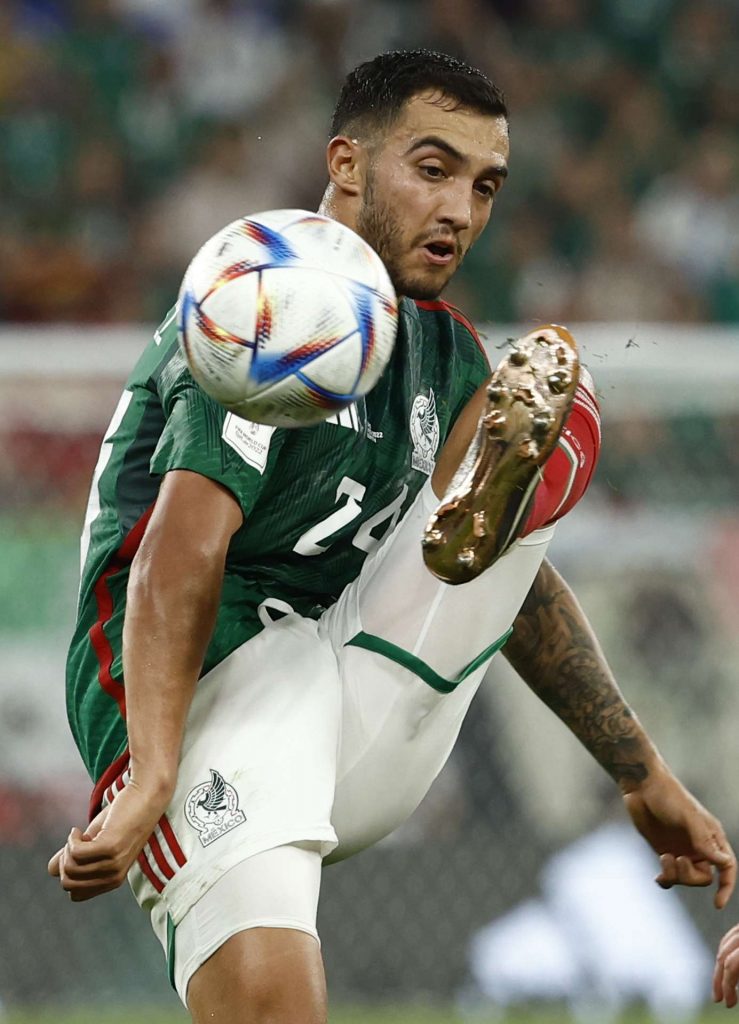 Jesús Gallardo de México pasa el balón hoy, en un partido de la fase de grupos del Mundial de Fútbol Qatar 2022 entre México y Polonia en el Estadio 974 en Doha (Catar). EFE José Méndez