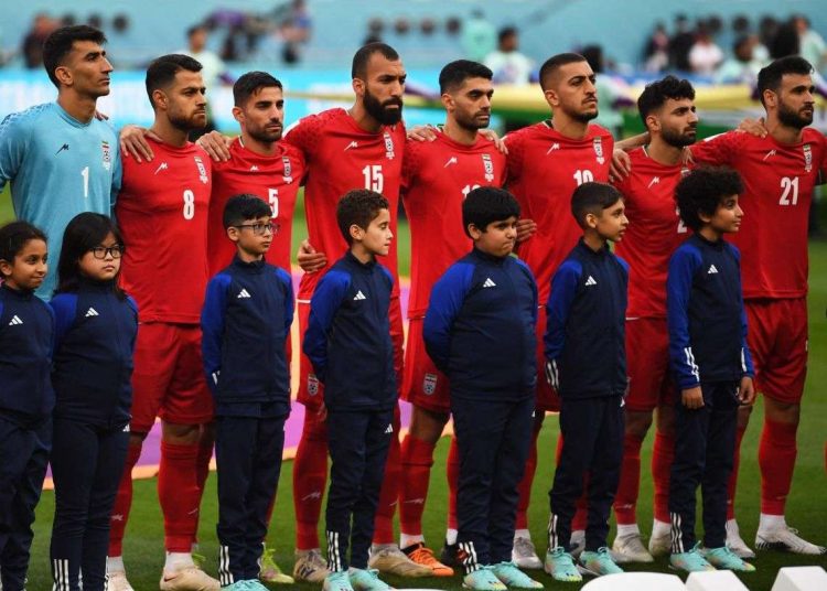 Jugadores de Irán en silencio mientras se escucha su himno nacional antes del partido contra Inglaterra en el Estadio Internacional Khalifa, en Doha, Qatar, 21 de noviembre de 2022. Foto: EFE/EPA/Neil Hall.
