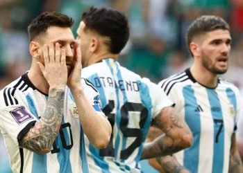 Messi de Argentina reacciona hoy, en un partido de la fase de grupos del Mundial de Fútbol Qatar 2022 entre Argentina y Arabia Saudita en el estadio de Lusail EFE Rodrigo Jiménez