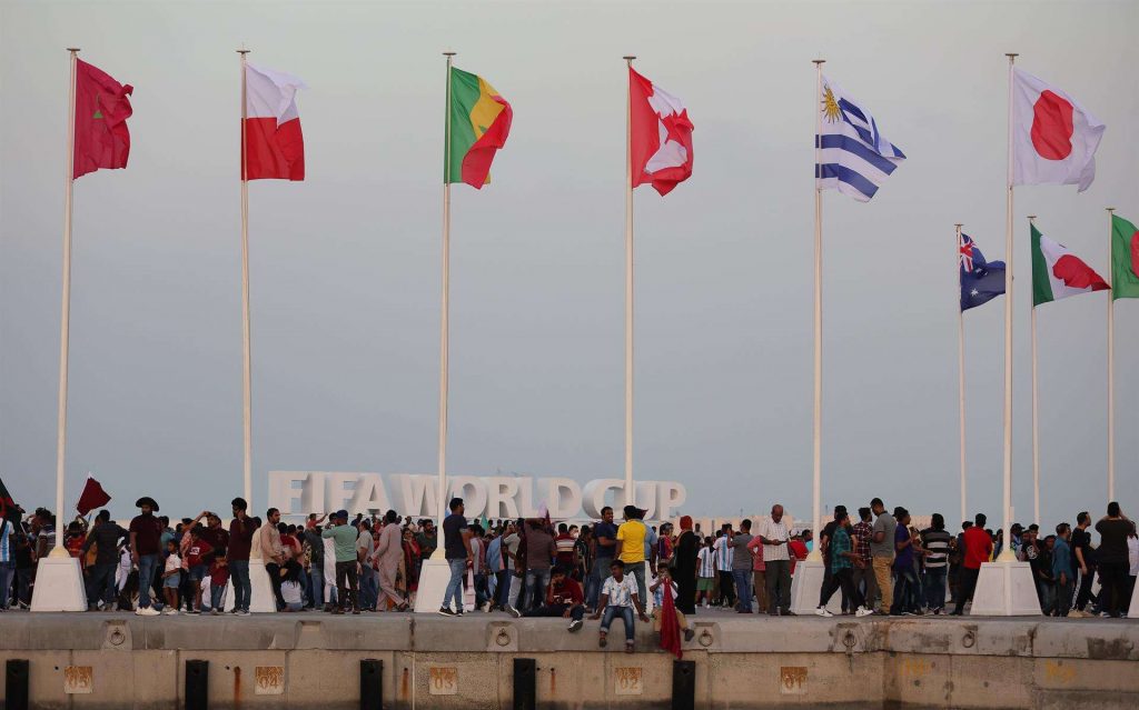 Multitud frente a letrero de la Copa Mundial de FIFA 2022 en Doha, Qatar, 18 noviembre 2022  EFE EPA Abir Sultan