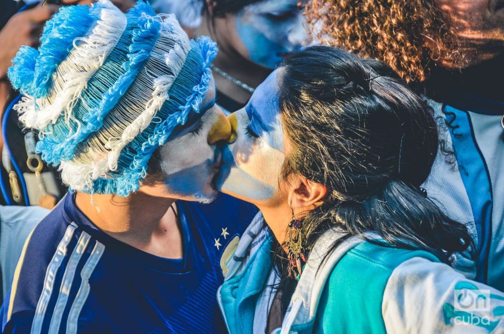 Couple of Argentine fans kiss during the World Cup Photo: Kaloian