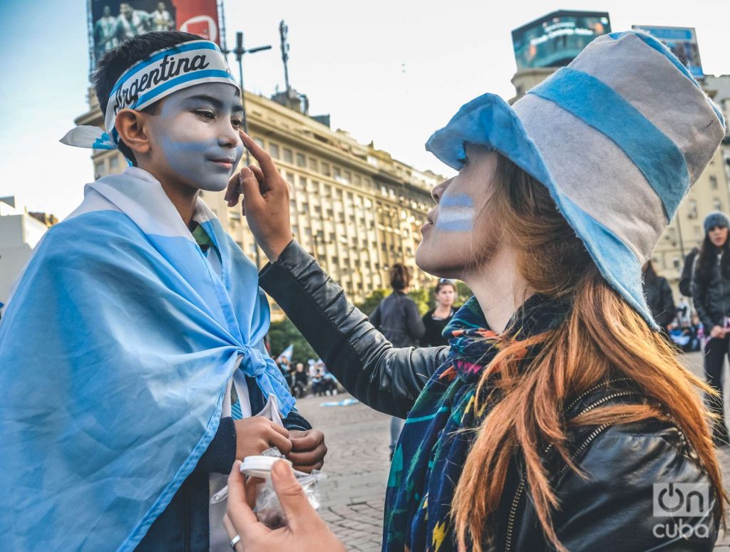 Madre pinta a niño con los colores de la selección argentina en Buenos Aires Foto: Kaloian