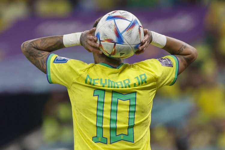 Neymar de Brasil prepara un saque hoy, en un partido de la fase de grupos del Mundial de Fútbol Qatar 2022 entre Brasil y Serbia en el estadio Lusail en Lusail (Catar). EFE Juan Ignacio Roncoroni