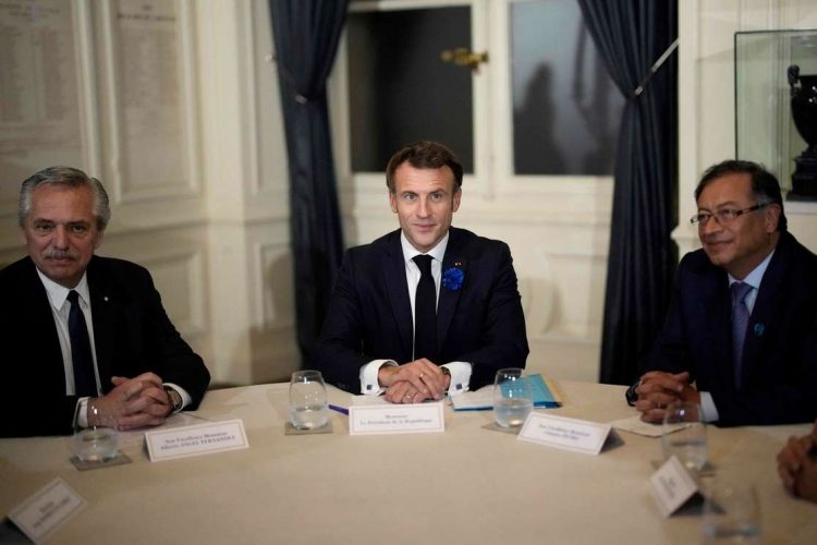 Los presidentes de Argentina, Francia y Colombia reunidos en el marco del Foro. Foto: Afp.