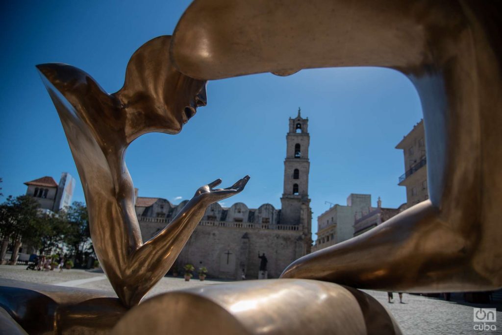 Escultura en la plaza de San Francisco de Asis, con la iglesia al fondo. Habana Vieja Cuba