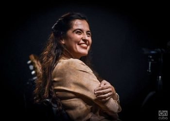 Silvia Pérez Cruz sonríe durante un concierto en Buenos Aires en noviembre de 2022, junto a Liliana Herrero y . Foto: Kaloian.