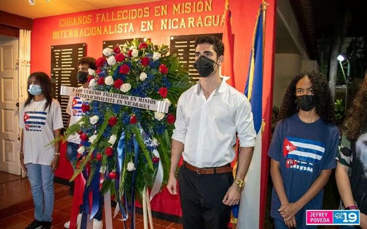 En el acto se rindió homenaje a 77 héroes cubanos con presentación cultural, música trova y testimonial cubana y nicaragüense. Foto: Jeffrey Poveda/El 19.
