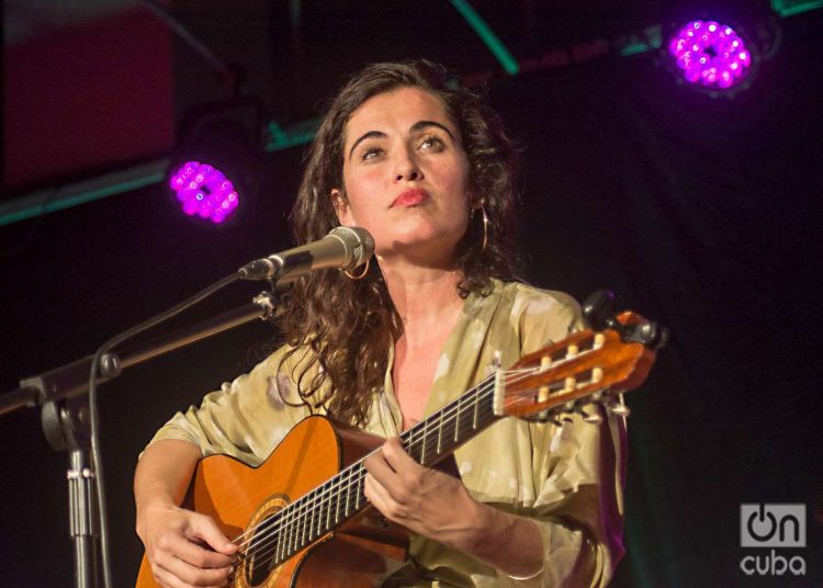 La cantante catalana Silvia Pérez Cruz durante un concierto en el Museo Nacional de Bellas Artes, La Habana, Cuba. Foto: Otmaro Rodríguez