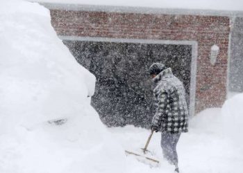Un hombre paleando nieve en Buffalo, NY. Foto: CNBC.