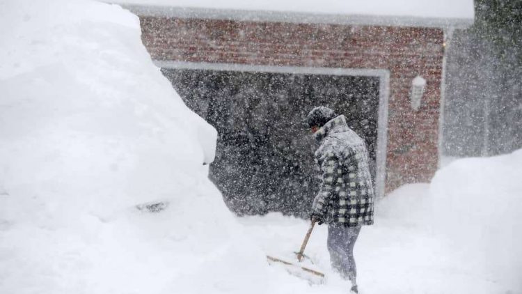 Un hombre paleando nieve en Buffalo, NY. Foto: CNBC.