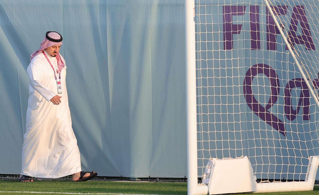 Yasser Al Misehal, presidente de la Saudi Arabian Football Federation (SAFF), asiste a entrenamiento del equipo nacional en Doha, Qatar EFE EPA Friedemann Vogel