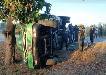 Un camión de pasajeros se volcó en Bayamo y dejó un saldo de 22 lesionados, dos de ellos graves. Foto: Tomada de CNC TV Granma.