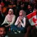 Aficionadas mirando el partido entre Croacia y Canadá en el Fan Festival de Doha, Qatar, 27 de noviembre 2022. Foto: EFE/EPA/Moahammed Messara.