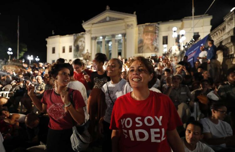 Cientos de cubanos participan en un acto de conmemoración por el 6to aniversario de la muerte del líder revolucionario Fidel Castro, en la Universidad de La Habana, el 25 de noviembre de 2022. Foto: Ernesto Mastrascusa / EFE.