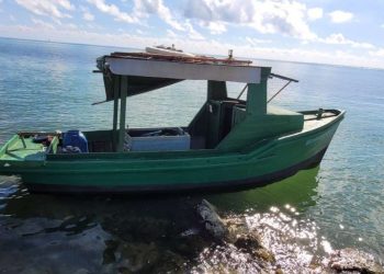 Una de las precarias  embarcaciones que llegaron al sur de Florida el lunes. | Foto: Guardacostas