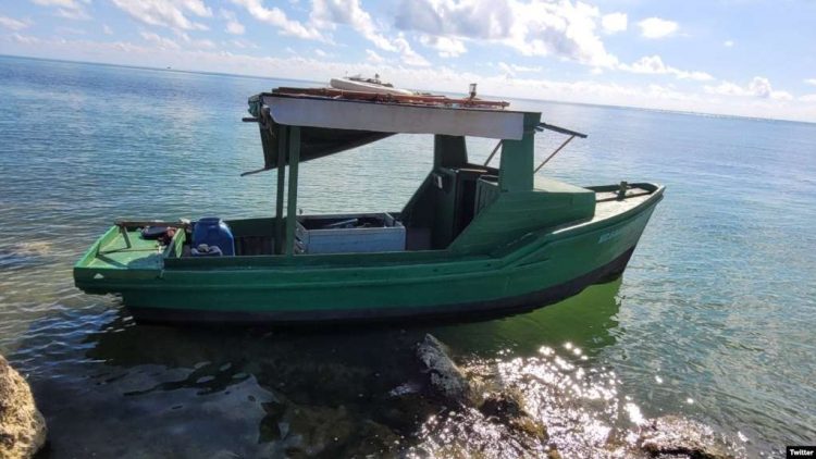 Una de las precarias  embarcaciones que llegaron al sur de Florida el lunes. | Foto: Guardacostas