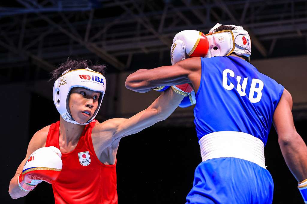 El cubano Ewart Marín (der) en su triunfo previo por 4-0 sobre el japonés Rui Yamaguchi, en el Campeonato Mundial juvenil de boxeo. Foto: iba.sport