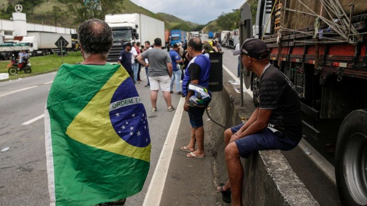Camioneros afines a Bolsonaro interrumpieron el tráfico en 20 estados brasileños.  Foto: Agencia Estado