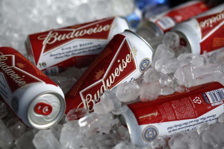 AB InBev, dueña de Budweiser, desembolsa decenas de millones de dólares en los mundiales por los derechos exclusivos de vender cerveza. Foto: Gene J Puskar/Ap