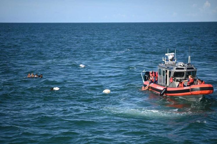 Una operación de rescate en el mar de balseros cubanos por los guardacostas de EEUU. | Foto: Coast Guard