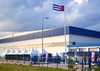 La fábrica, 60 % propiedad del grupo holandés y con sede a 40 kilómetros al oeste de La Habana, se estrena en el primer día de la 38 Feria Internacional de La Habana (Fihav), la principal bolsa comercial de la Isla. Foto: ACN.