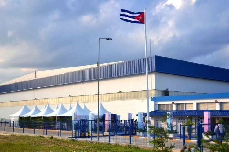 La fábrica, 60 % propiedad del grupo holandés y con sede a 40 kilómetros al oeste de La Habana, se estrena en el primer día de la 38 Feria Internacional de La Habana (Fihav), la principal bolsa comercial de la Isla. Foto: ACN.