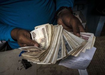 Más de un centenar de personas son investigadas en Cuba por estafas relacionadas al cambio de divisas en el mercado informal. Foto: Tomada de Los Angeles Times.
