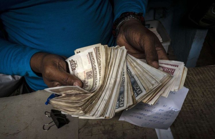 Más de un centenar de personas son investigadas en Cuba por estafas relacionadas al cambio de divisas en el mercado informal. Foto: Tomada de Los Angeles Times.