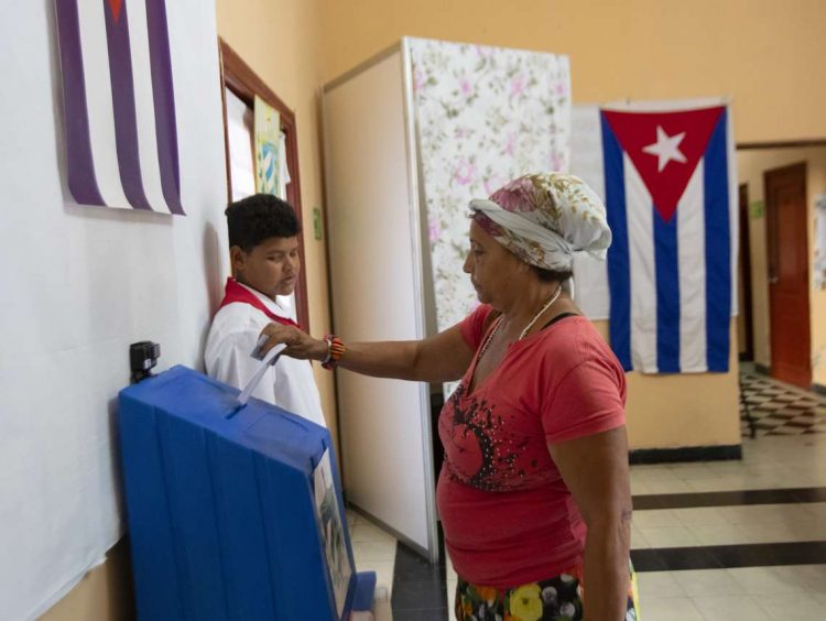 Votantes participan en los comicios locales de los delegados  de barrio, en un colegio electoral de La Habana (Cuba). EFE/ Yander Zamora