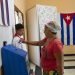 Votantes participan en los comicios locales de los delegados  de barrio, en un colegio electoral de La Habana (Cuba). EFE/ Yander Zamora
