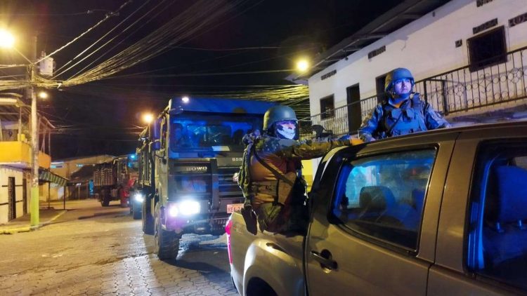 En cumplimiento del estado de excepción decretado el martes por Lasso en las provincias del Guayas y Esmeraldas, las fuerzas del orden han realizado operativos conjuntos. Foto: 
Ecuador Comunicación/Twitter.