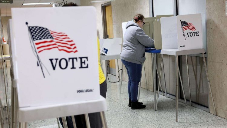 En los comicios de hoy, Estados Unidos elegirá a la totalidad de los miembros de la Cámara de Representantes y a un tercio de los escaños del Senado. Foto: CNN.