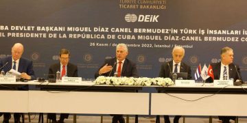 El presidente cubano Miguel Díaz-Canel (c), durante un encuentro con empresarios turcos en Estambul, el sábado 26 de noviembre de 2022. Foto: @PresidenciaCuba / Twitter.