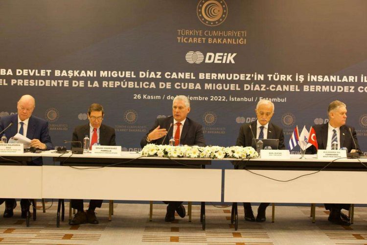 El presidente cubano Miguel Díaz-Canel (c), durante un encuentro con empresarios turcos en Estambul, el sábado 26 de noviembre de 2022. Foto: @PresidenciaCuba / Twitter.