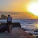 hombre sentado frente al mar fotografía puesta de sol malecón de la habana cuba foto de jorge ricardo