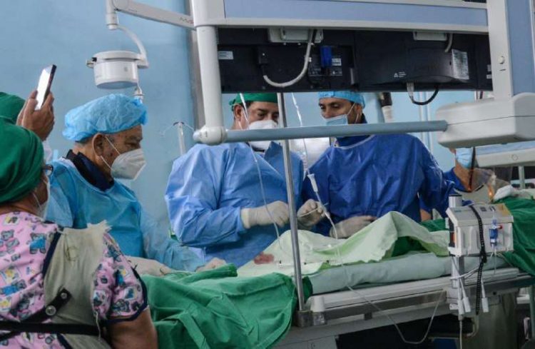 Especialistas cubanos realizan por primera vez en la Isla un procedimiento mínimamente invasivo para implantar una válvula aórtica percutánea a dos pacientes con estenosis aórtica severa. Foto: Marcelino Vázquez / ACN.