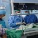 Especialistas cubanos realizan por primera vez en la Isla un procedimiento mínimamente invasivo para implantar una válvula aórtica percutánea a dos pacientes con estenosis aórtica severa. Foto: Marcelino Vázquez / ACN.