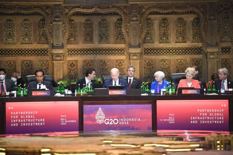 El presidente de Indonesia Joko Widodo, el de Estados Unidos, Joe Biden, y la presidenta de la Comisión Europea Ursula von der Leyen en el G20 este 15 de Noviembre. Foto: Gajih Pradipta/ Efe/Epa/Pool.