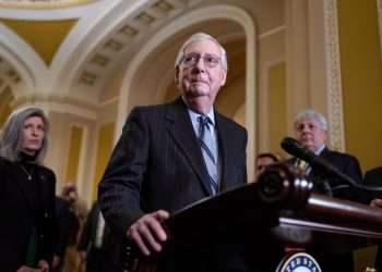 El senador McConnell comenta su reelección de líder de la minoría en el senado.| Foto:  J. Scott Applewhite / AP