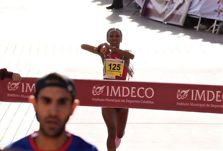 La cubana Yumileydis Mestre ganó la Media Maratón de Córdoba, pero fue descalificada posteriormente. Foto: Chencho Martínez.