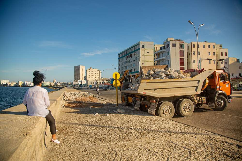 mujer mira camión con escombros en el malecon de la habana foto jorge ricardo