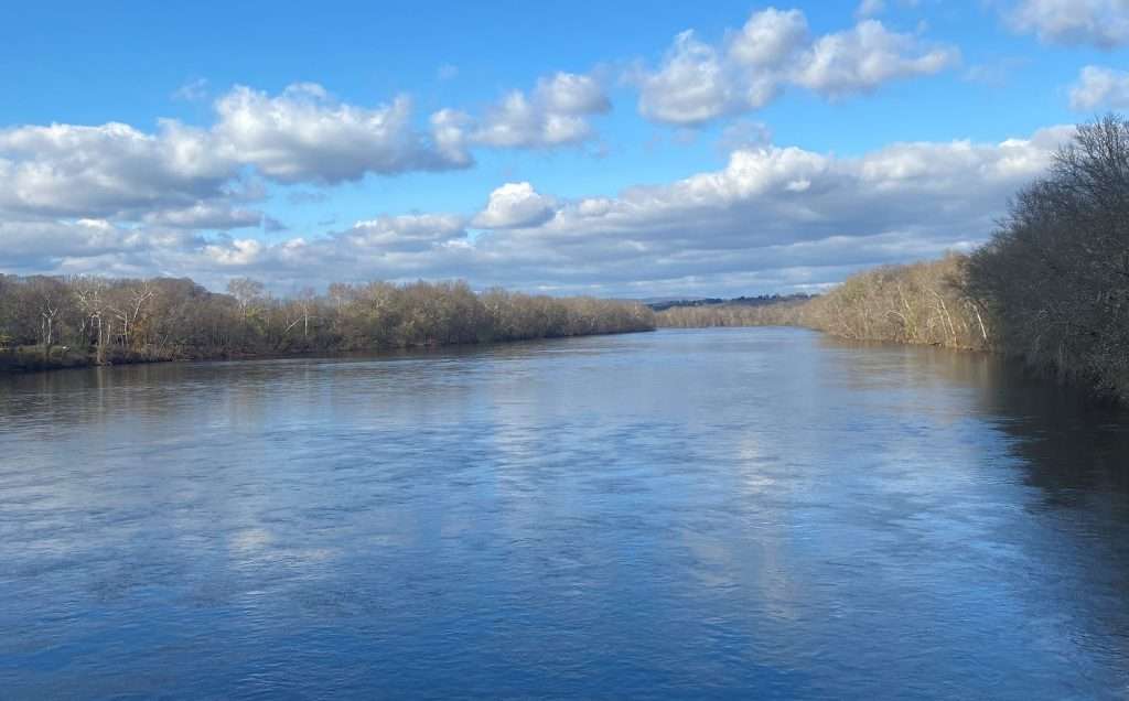 El río Delaware, vegetación cielo azul y nubes blancas en Frenchtown (New Jersey)
Foto: Odette Casamayor
