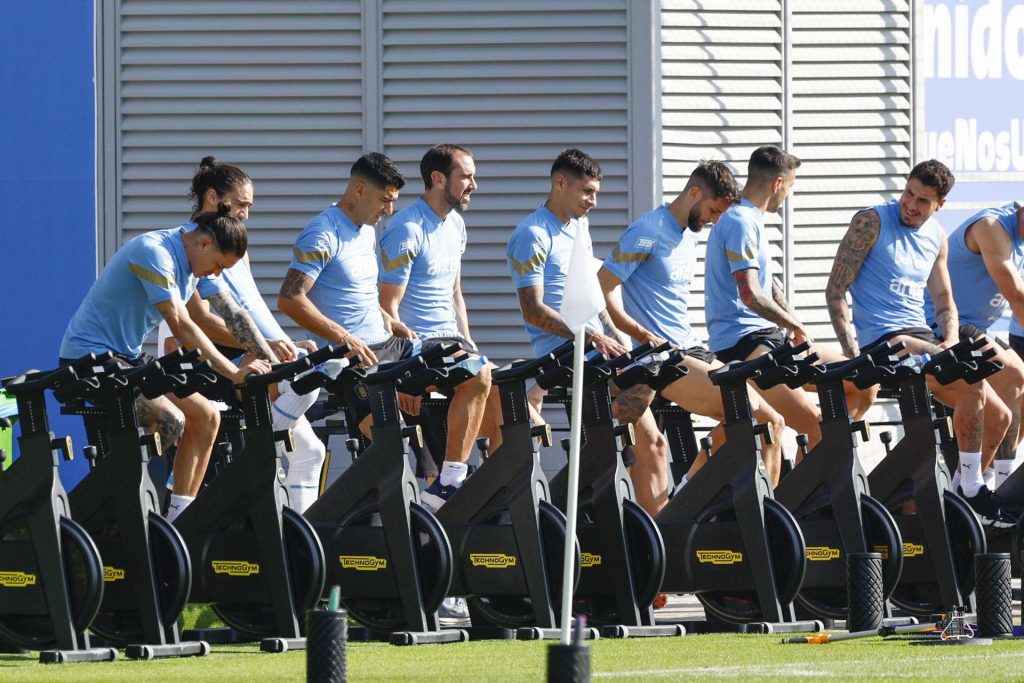 selección uruguaya durante entrenamiento celebrado en el Al Erssal en Doha hoy para preparar su partido contra Portugal el próximo lunes EFE Rodrigo Jiménez