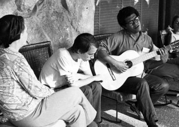 Silvio Rodríguez, Pablo Milanés (en la guitarra) y Haydée Santamaría en Cuba.