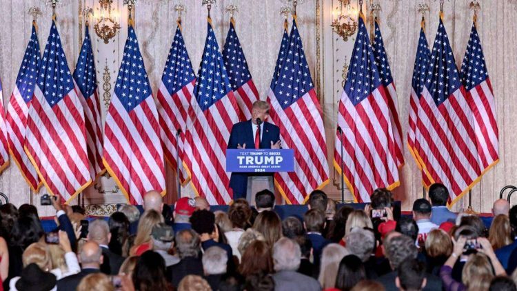 El ex presidente Donald Trump lanza al ruedo su campaña por la presidencia el 2024 en un acto en su club privado de Mar-a-Lago. | Foto: Cortesía Miami Herald.