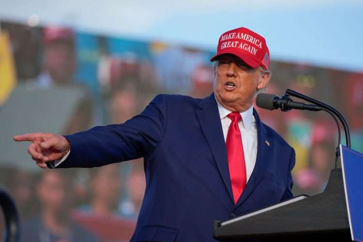 El ex presidente Donald Trump durante su discurso en Miami este domingo. Foto: Rebecca Blackwell/AP