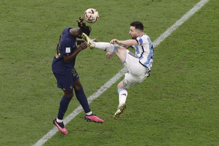 Acción entre Lionel Messi y un defensor francés en la final del Mundial de Qatar. Foto: EFE/ Alberto Estevez.
