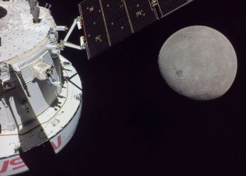 Fotografía cedida hoy por la NASA donde se muestra la cápsula Orión de la misión no tripulada Artemis I durante el quinto día de su misión, a unas 81 millas (130.35 km) de la Luna. Foto: EFE / NASA.