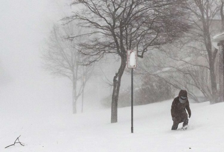Una persona camina por la nieve profunda durante la tormenta invernal que afecta a gran parte de Estados Unidos, en Buffalo, Nueva York. Foto: Jalen Wright / EFE.